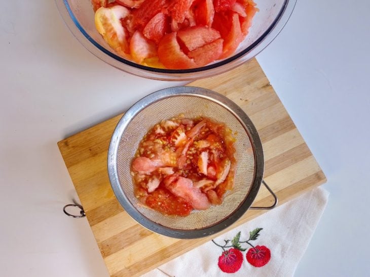 Um recipiente contendo tomates picados.