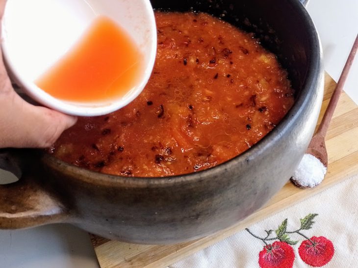 Uma panela contendo molho de tomate.