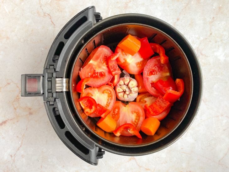 Vegetais dispostos no cesto da air fryer.