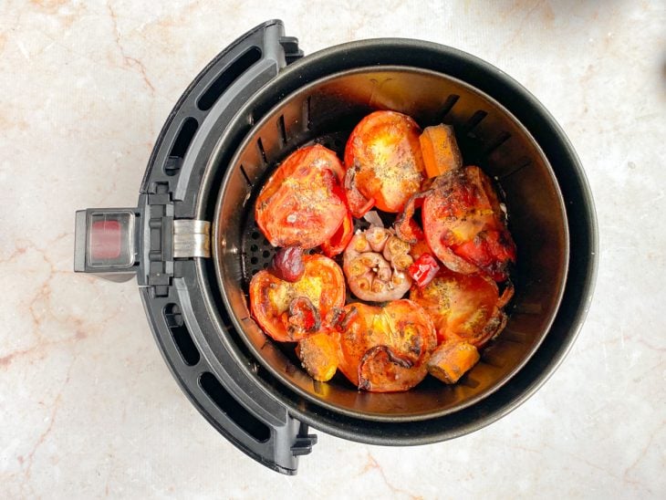Vegetais temperados no cesto da air fryer.