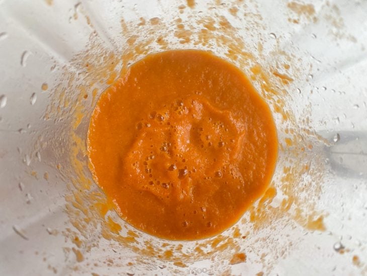 Um liquidificador com os ingredientes batidos.