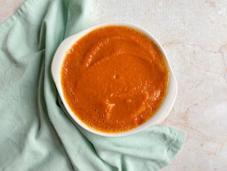 Um recipiente contendo molho de tomate caseiro com cenoura.