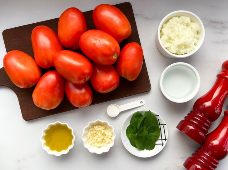 Ingredientes do molho de tomate caseiro fácil reunidos.
