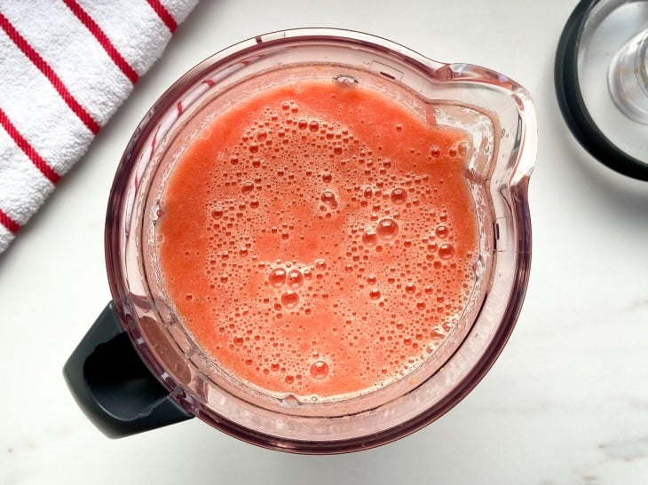 Liquidificador com líquido de suco de tomate.