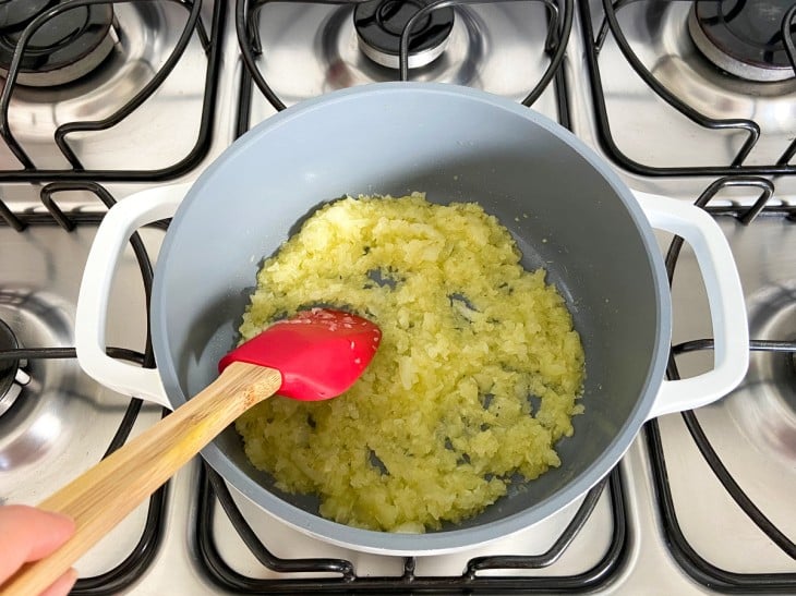 Panela com cebola picada refogada.