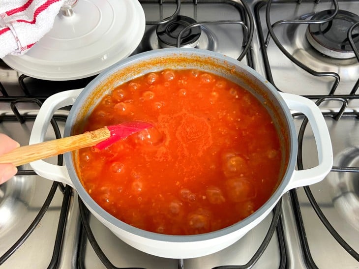 Panela com molho de tomate fervendo.