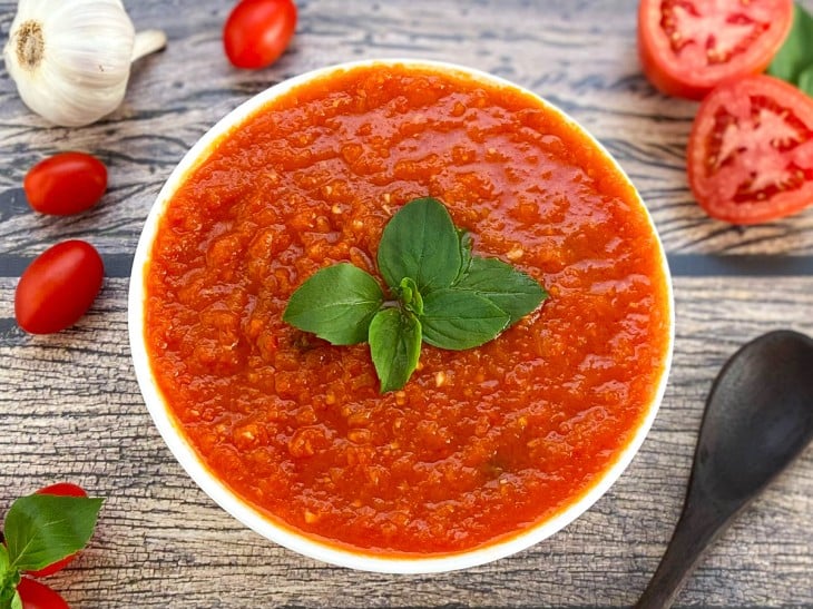 Tigela com molho de tomate caseiro fácil.