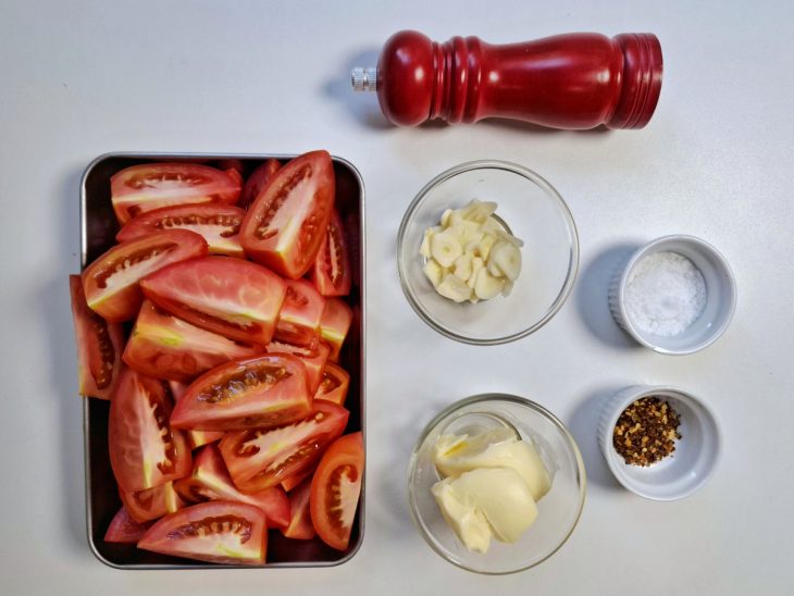 Ingredientes do molho de tomate caseiro reunidos em uma bancada.