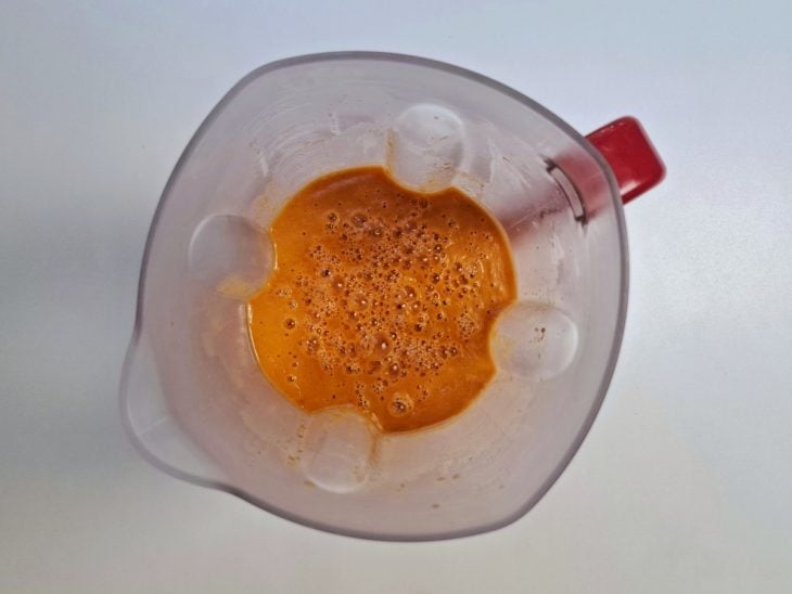 Tomates batidos no liquidificador.