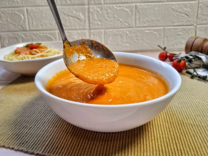 Molho de tomate pronto e servido em um recipiente fundo e redondo.
