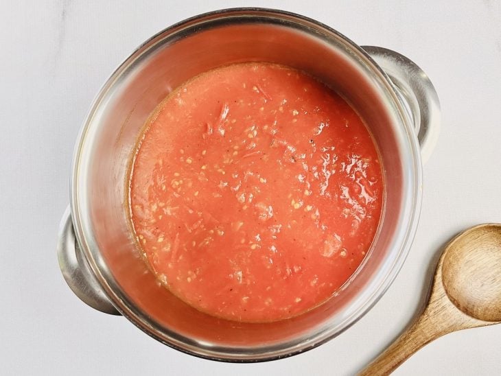 Molho de tomate caseiro rápido finalizado.