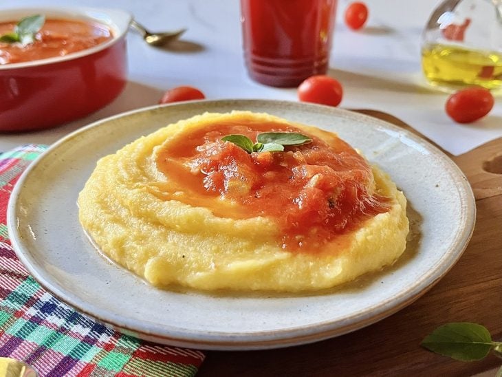 Molho de tomate caseiro rápido servido com polenta mole.