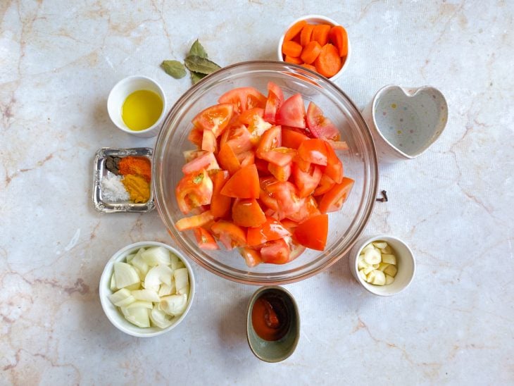 Bancada com os ingredientes do molho.