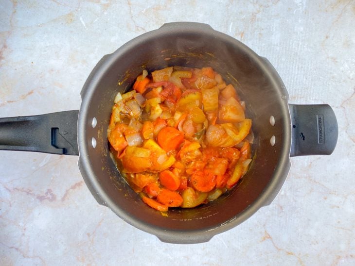 Panela de pressão com a mistura dos ingredientes do molho.