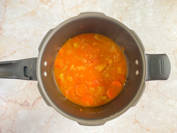 Panela com ingredientes do molho e a adição de água.