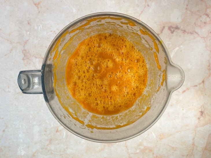 Liquidificador com o molho batido.