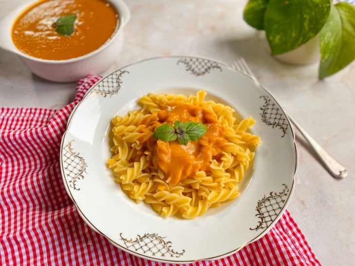Um prato com macarrão e o molho de tomate caseiro simples.