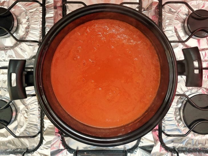 Uma panela contendo molho de tomate.