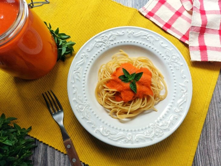 Um prato contendo macarrão com molho de tomate.
