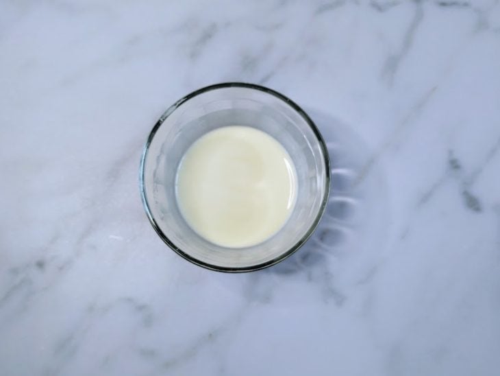 Um recipiente com amido de milho dissolvido em água.