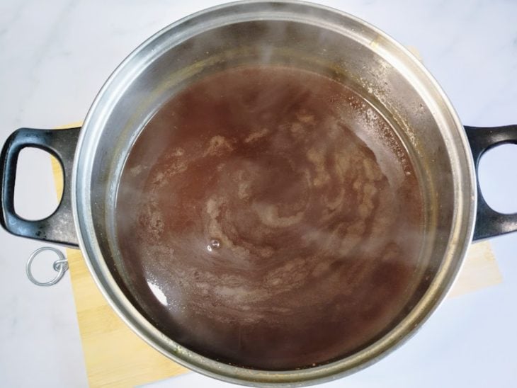 Uma panela com a mistura de todos os ingredientes do molho de yakisoba sem açúcar.