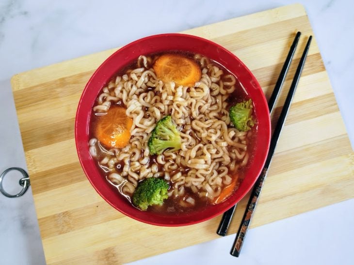 Uma tigela com yakisoba e molho de yakisoba sem açúcar.