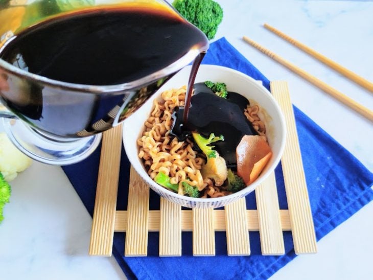 Uma tigela com molho de yakisoba simples.