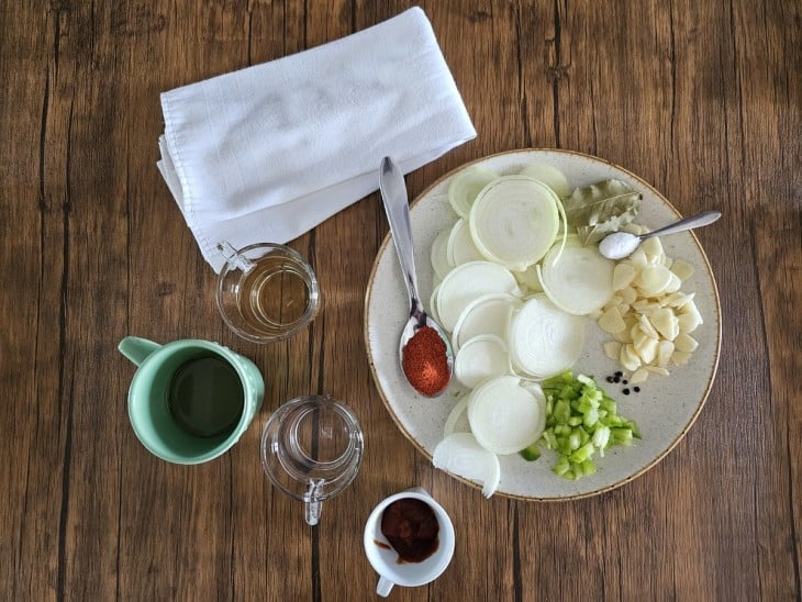 Ingredientes do molho escabeche reunidos.