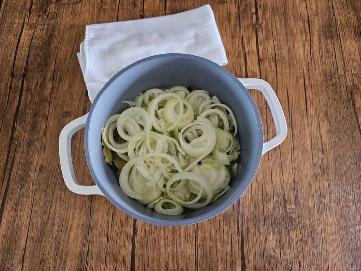 Panela com cebola e outros ingredientes do molho.