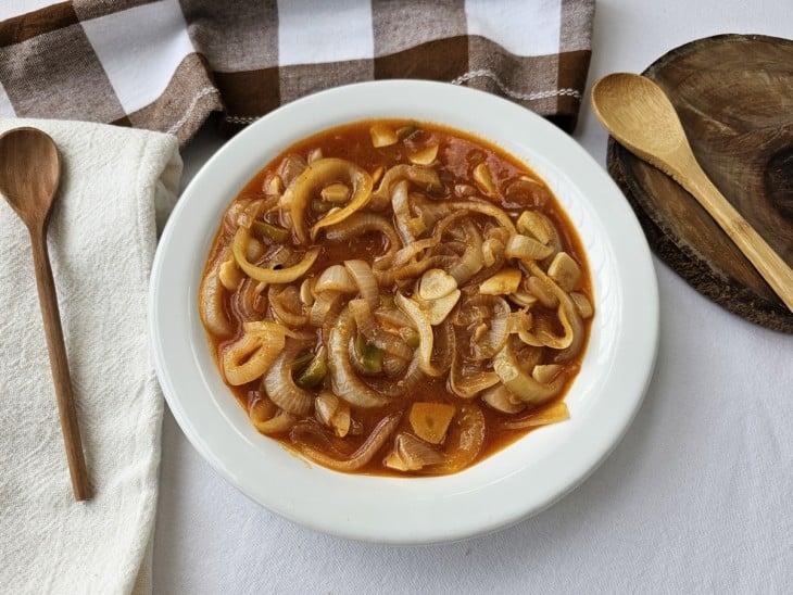 Molho escabeche pronto em um prato grande.