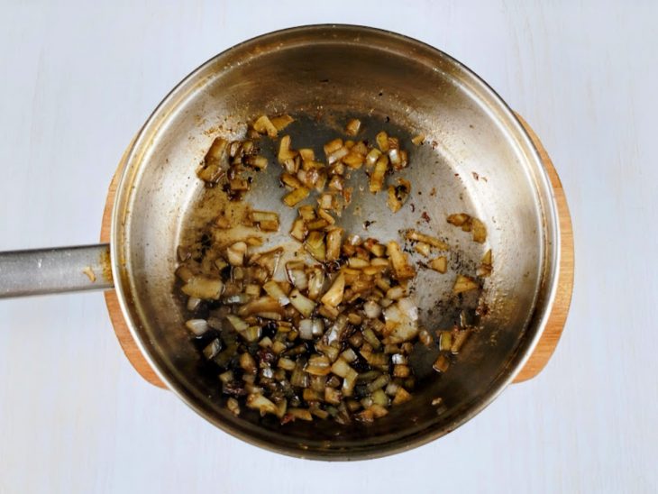 Cebola e temperos adicionados na frigideira.