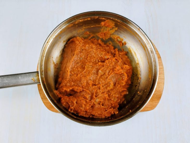 Molho de tomate e farinha de trigo incorporados numa panela.