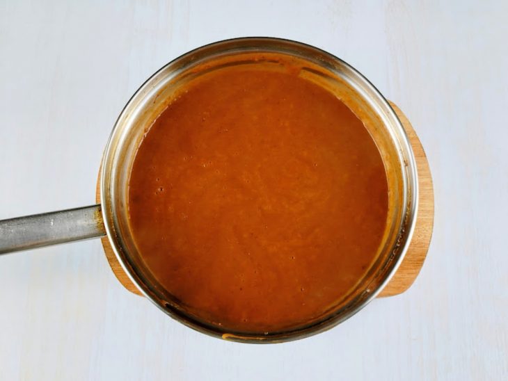 Vinho e água quente adicionado na panela.