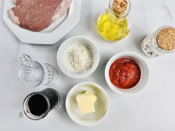 Ingredientes para a receita de molho madeira fácil e rápido.