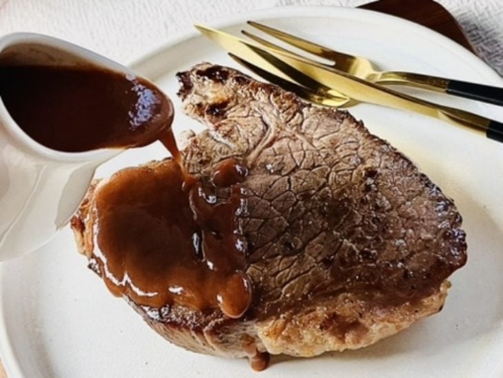 Molho madeira fácil e rápido despejado sobre a carne grelhada.