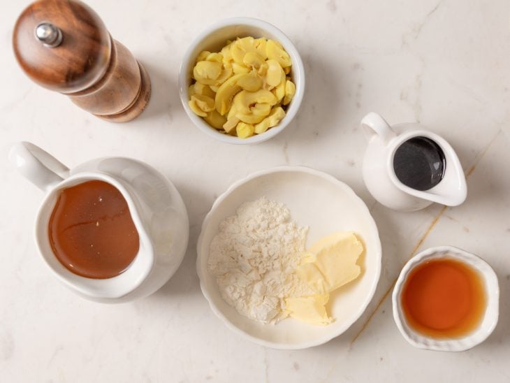 Ingredientes para a receita de molho madeira prático.