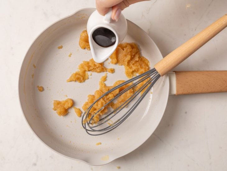 Molho shoyu adicionado na frigideira com manteiga, farinha e vinho.