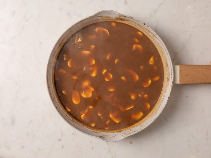 Caldo de carne de champignon adicionados na panela.