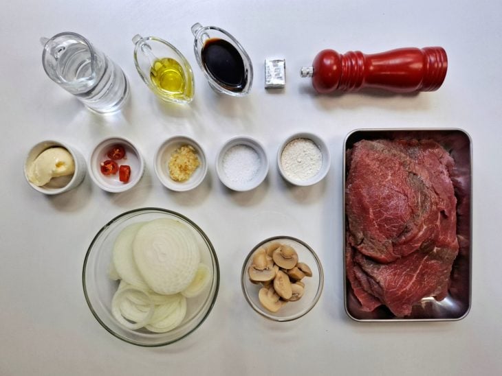 Uma bancada com os ingredientes da receita.