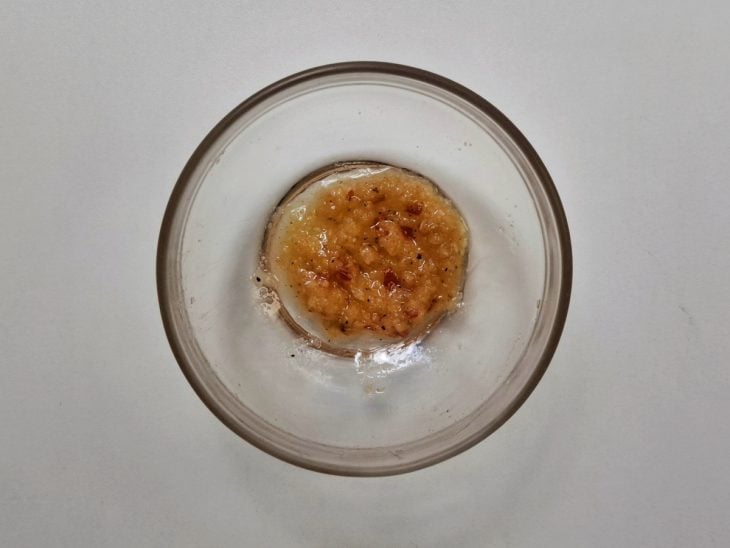Uma tigela com o tempero da carne.