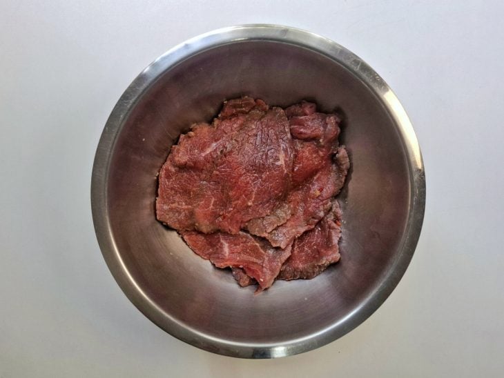 Uma tigela com os bifes temperados.