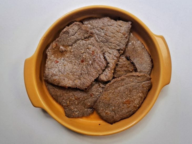 Um recipiente com os bifes após fritarem.