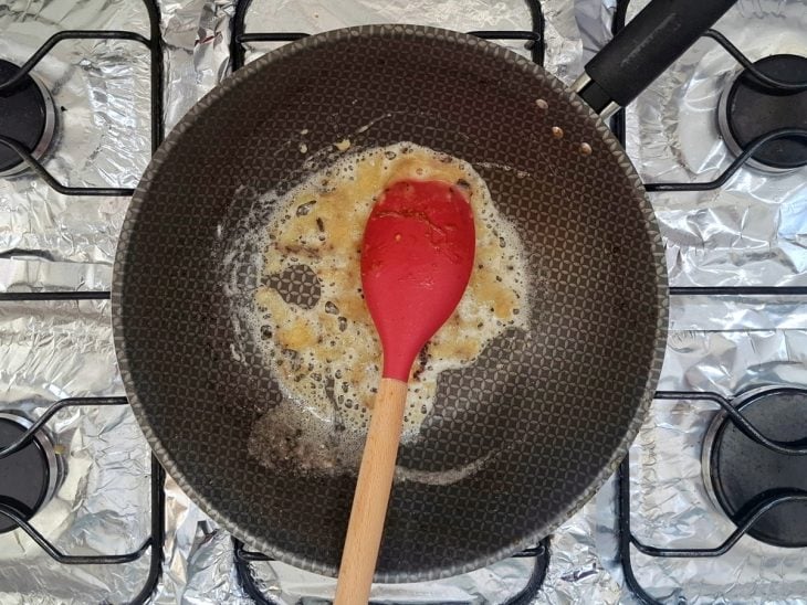 Frigideira ao fogo com o espessante.