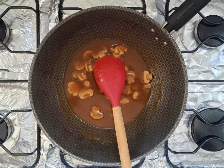 Molho madeira sendo misturado na frigideira.