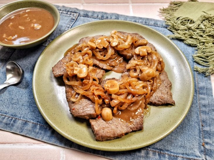 Prato com bifes, cebolas caramelizadas e molho madeira sem vinho.
