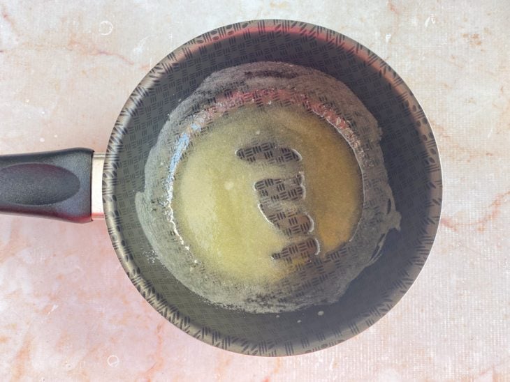 Uma panela com o espessante do molho.