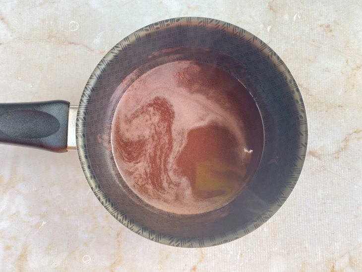 Uma panela com o molho reduzindo.