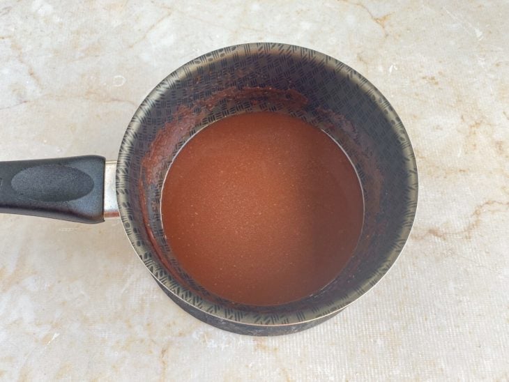 Uma panela com o molho reduzindo.