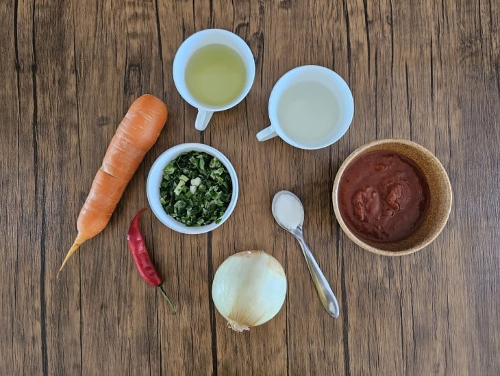 Todos os ingredientes do molho para churrasco reunidos em uma bancada.