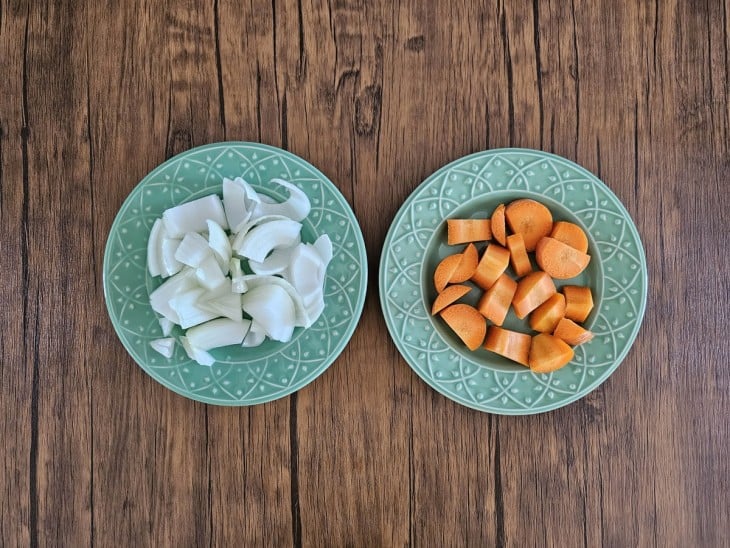 Cebola e cenoura cortados em cubos médios.